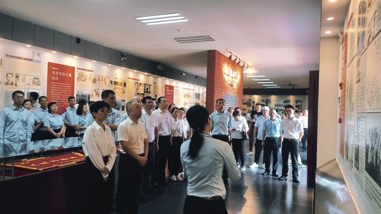 賡續(xù)紅色基因 奮進(jìn)時(shí)代征程 ——市國(guó)資委機(jī)關(guān)聯(lián)合市環(huán)發(fā)公司開展主題黨日暨清廉國(guó)企教育活動(dòng)(圖6)